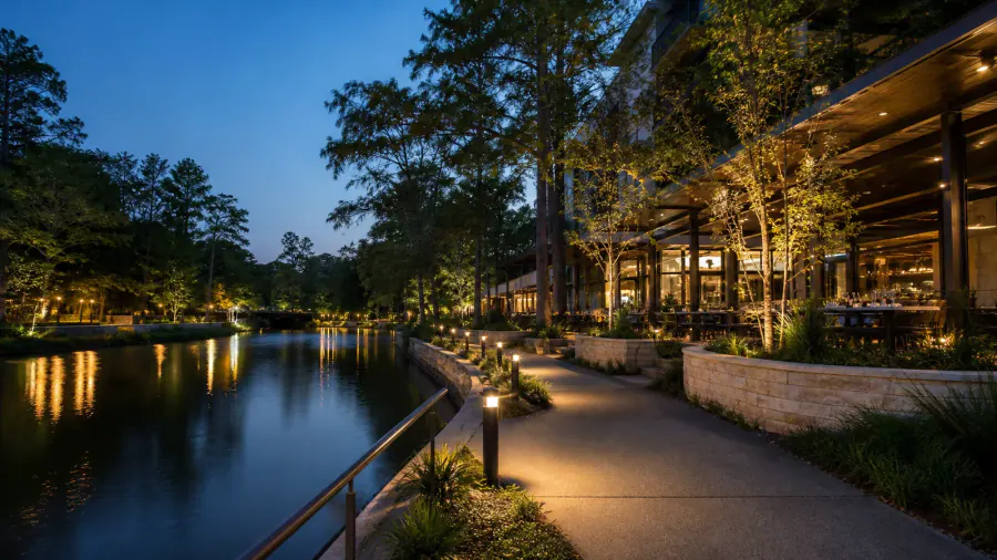Waterway dining in The Woodlands
